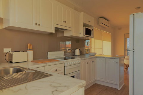 Henley Beach South, Amazing Views, Huge Private Balcony! - Accommodation Mooloolaba 16