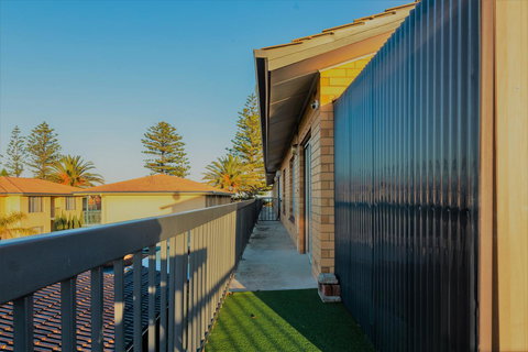 Henley Beach South, Amazing Views, Huge Private Balcony! - Accommodation Mooloolaba 19