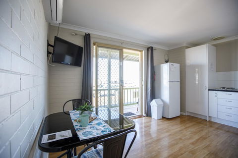 Shark Bay Seafront Apartments - Accommodation Mooloolaba 23