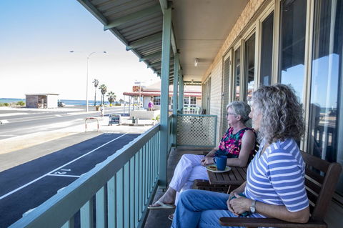 Shark Bay Seafront Apartments - Accommodation Mooloolaba 19