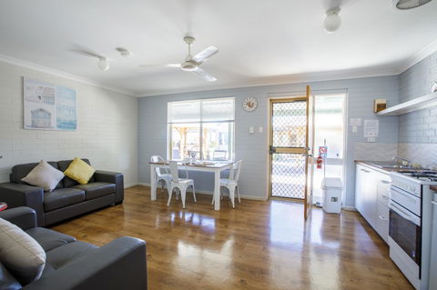 Shark Bay Seafront Apartments - Accommodation Mooloolaba 12