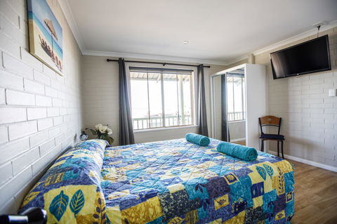 Shark Bay Seafront Apartments - Accommodation Mooloolaba 4