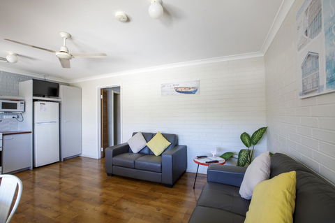 Shark Bay Seafront Apartments - Accommodation Mooloolaba 8