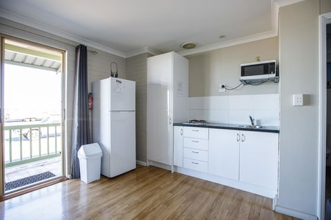 Shark Bay Seafront Apartments - Accommodation Mooloolaba 5