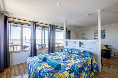 Shark Bay Seafront Apartments - Accommodation Mooloolaba 16