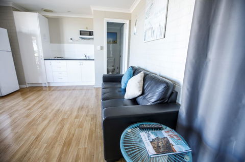 Shark Bay Seafront Apartments - Accommodation Mooloolaba 30
