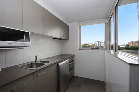 Honeysuckle Executive Apartments - Accommodation Mooloolaba 24