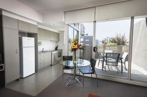 Honeysuckle Executive Apartments - Accommodation Mooloolaba 6