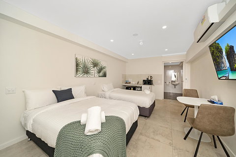 Carlton Suites - Accommodation Mooloolaba 0