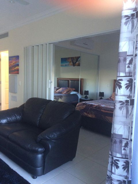 Nomikis\'On The Avenue - Accommodation Mooloolaba 14