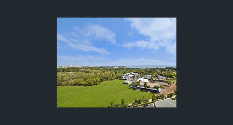 Nomikis\'On The Avenue - Accommodation Mooloolaba 0