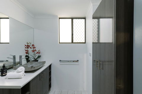 CitySide Apartment - 2 Bedroom With Private Courtyard - Accommodation Mooloolaba 21