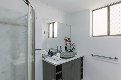 CitySide Apartment - 2 Bedroom With Private Courtyard - Accommodation Mooloolaba 16