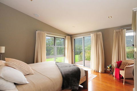 Bottlebrush Lodge - Great Views And A Pool! - Accommodation Mooloolaba 3