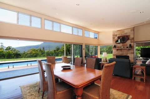 Bottlebrush Lodge - Great Views And A Pool! - Accommodation Mooloolaba 2