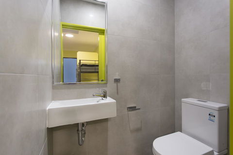 Breeze Lodge - Accommodation Mooloolaba 2
