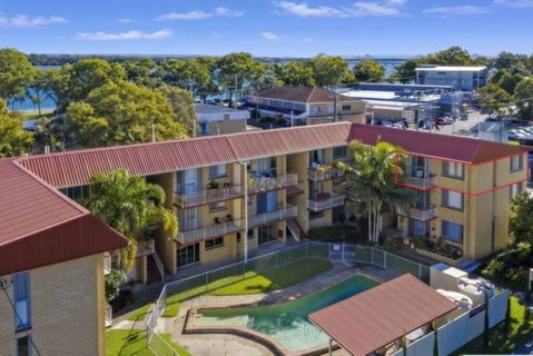 Bribie Beach King Bed Unit Overlooking Pool - Accommodation Mooloolaba 1