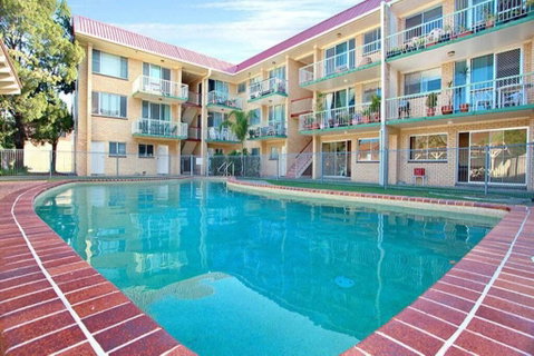 Bribie Beach King Bed Unit Overlooking Pool - Accommodation Mooloolaba 0
