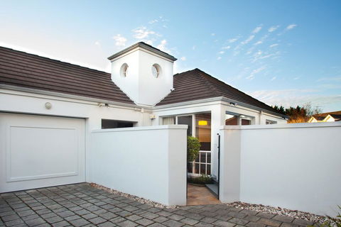 Brighton House - Accommodation Mooloolaba 0