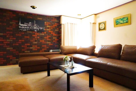 Classic Double Brick Garden House - Accommodation Mooloolaba 3
