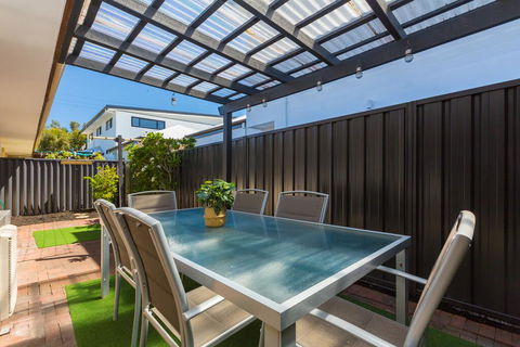 Coastal Convenience! Walk To The Shops & Cafes... - Accommodation Mooloolaba 3