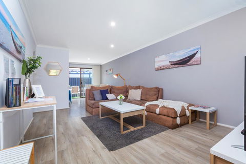 Coastal Convenience! Walk To The Shops & Cafes... - Accommodation Mooloolaba 0
