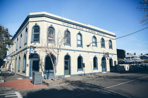 College Lawn Hotel - Accommodation Mooloolaba 0