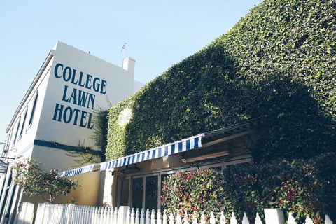 College Lawn Hotel - Accommodation Mooloolaba 1