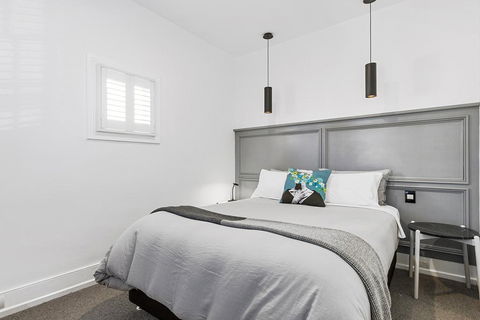 Colonial Hampdens - Accommodation Mooloolaba 0