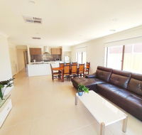 Comfortable 5BR House 6mins to Werribee Station.Great Ocean Road tourist stopover - Accommodation Mooloolaba