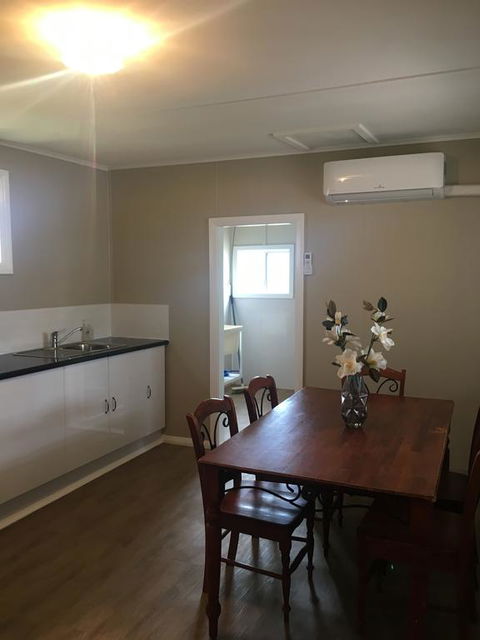 Desert Flower Cottages On Wolfram St - Accommodation Mooloolaba 3