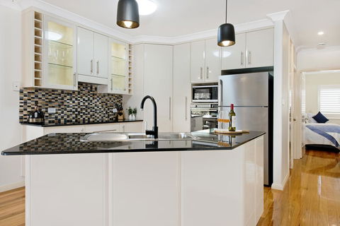 Dolphin Cove - Apt 5 - Accommodation Mooloolaba 3