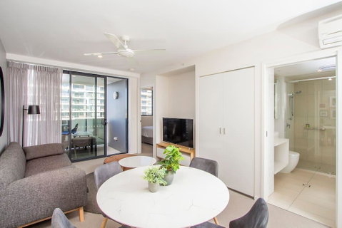 Elite Elegance 2BR@Hamilton APT With Parking - Accommodation Mooloolaba 2