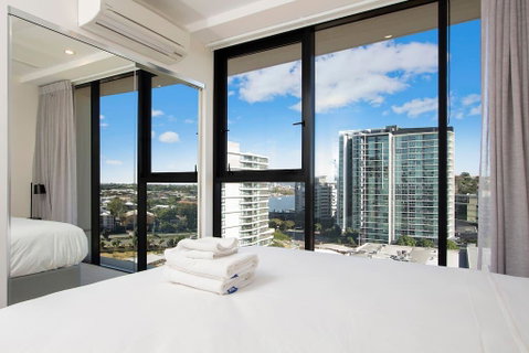 Elite Elegance 2BR@Hamilton APT With Parking - Accommodation Mooloolaba 3