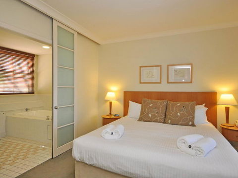 Executive 1 Bedroom Spa Villa Located Within Cypress Lakes Resort - Accommodation Mooloolaba 2