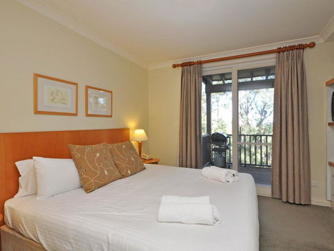 Executive 1 Bedroom Spa Villa Located Within Cypress Lakes Resort - Accommodation Mooloolaba 0