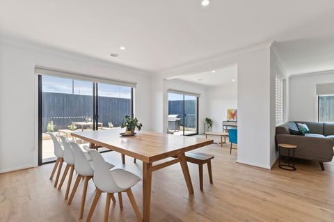 Family Holiday Paradise - New Modern Beach House - Accommodation Mooloolaba 3