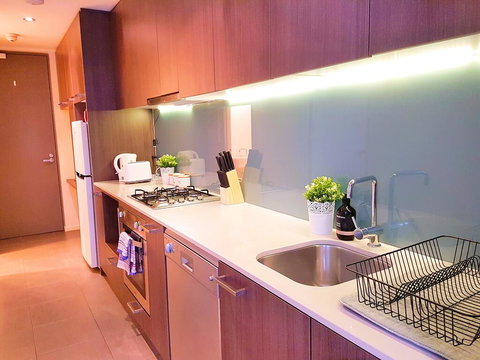 FITZROY FANTASTIC 1BR APT With FREE WINE, NETFLIX, WIFI, Close To TRAMS, COLES - Accommodation Mooloolaba 2