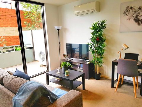 FITZROY FANTASTIC 1BR APT With FREE WINE, NETFLIX, WIFI, Close To TRAMS, COLES - Accommodation Mooloolaba 0