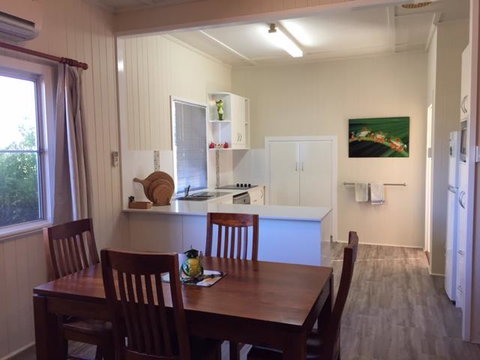 FROGGIES HOLIDAY HOUSE - Accommodation Mooloolaba 3
