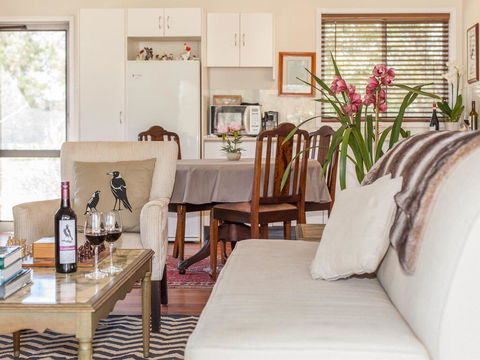 Gartelmann Studio @ Gartelmanns Wines Walk To The Deck Cafe + Wine Tasting - Accommodation Mooloolaba 3