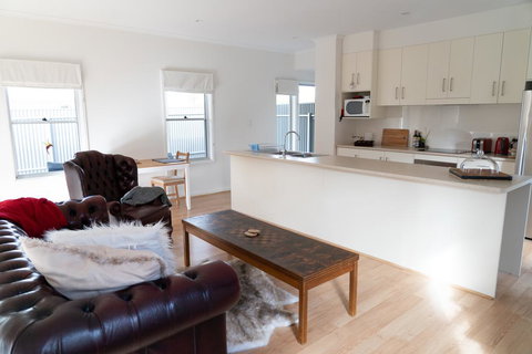 Gawler Townhouse 1 Bedroom - Accommodation Mooloolaba 0