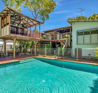 Gecko's Rest - Rainbow Shores Executive Beach House Pet Friendly Pool Wi-fi - Accommodation Mooloolaba