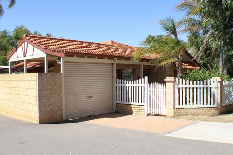 Geraldton Luxury Retreat 2 - Accommodation Mooloolaba 0