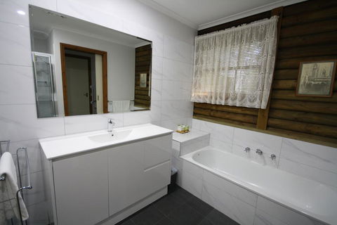 Halls Gap Log Cabins - Accommodation Mooloolaba 2