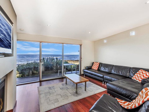 HEARN'S BEACHSIDE VILLA 8 - Accommodation Mooloolaba 3