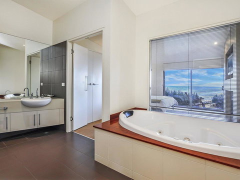 HEARN'S BEACHSIDE VILLA 8 - Accommodation Mooloolaba 1