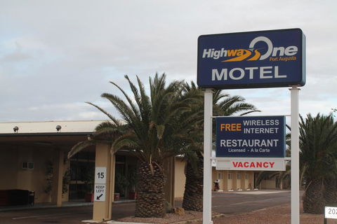 Highway One Motel - Accommodation Mooloolaba 3