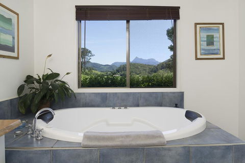 Hillcrest Mountain View Retreat - Accommodation Mooloolaba 2