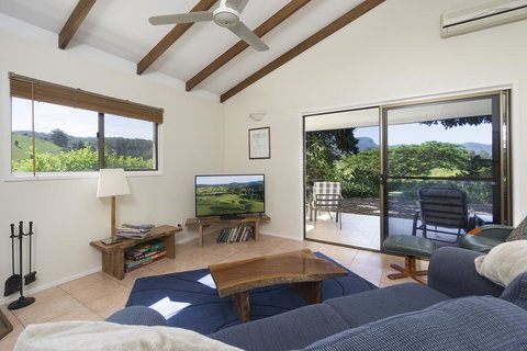 Hillcrest Mountain View Retreat - Accommodation Mooloolaba 3